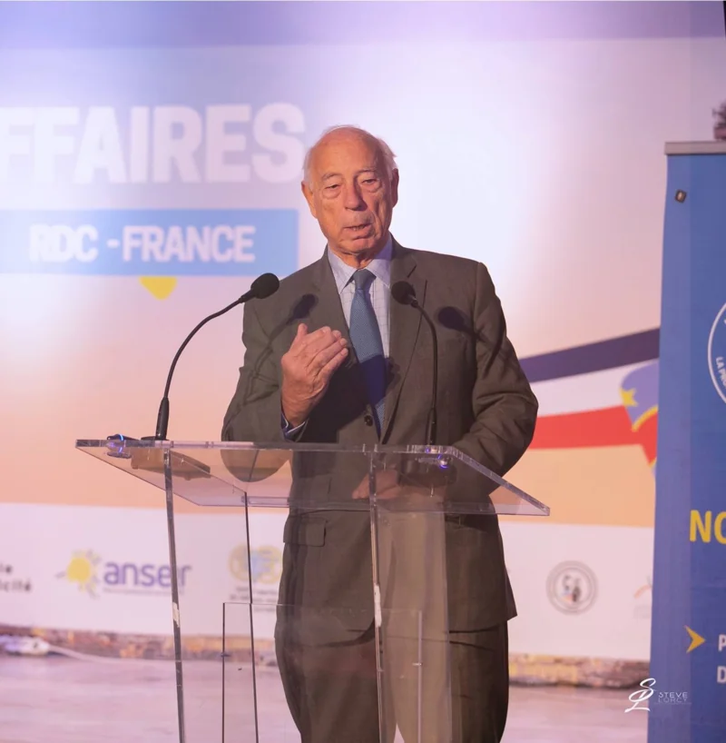 Discours au pupitre lors d’un forum