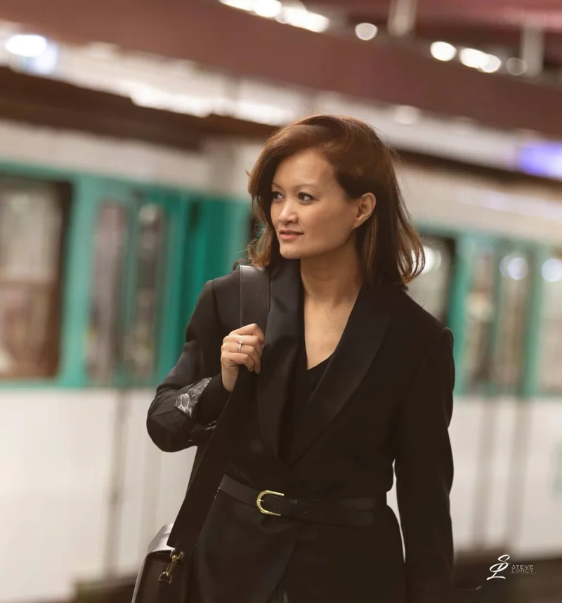 Portrait urbain devant une rame de métro