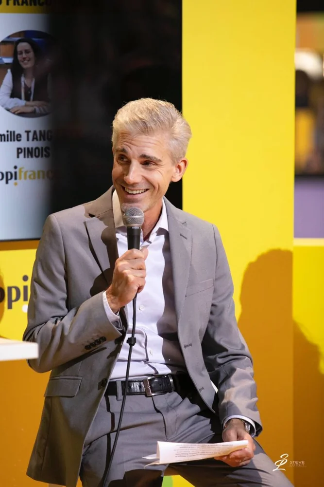 Intervenant souriant au microphone